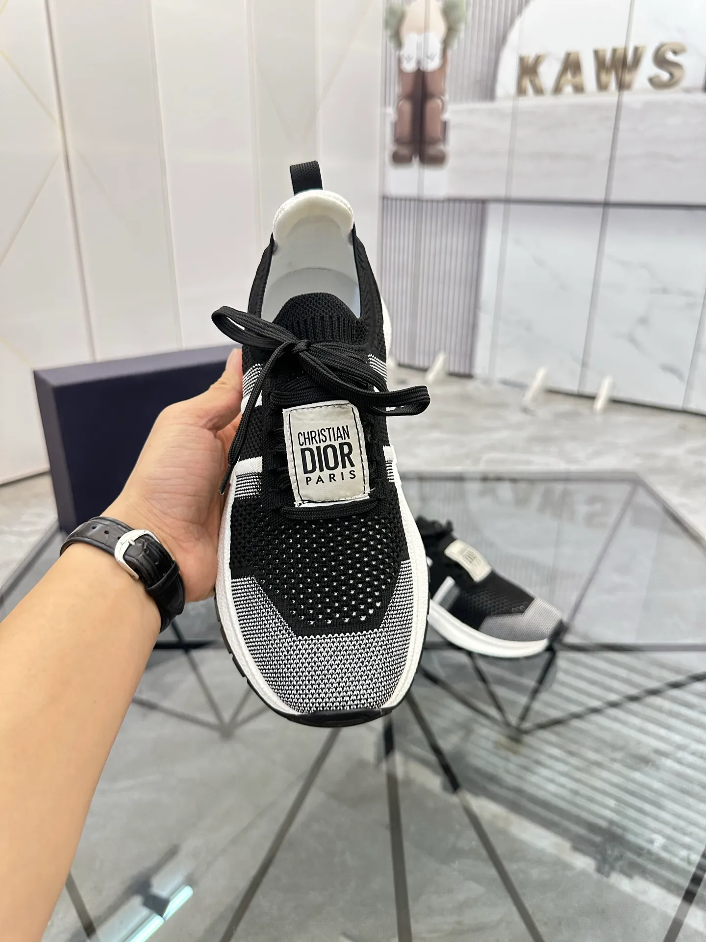 Selling men's shoes 💰: 💰P400¥ Product trademark: Dior* "Dior*" low-top casual shoes Regular size: 38-44 (can be customized to 45) Product materials: Imported breathable fly knit upper, breathable lining, original outsole. Number: 558